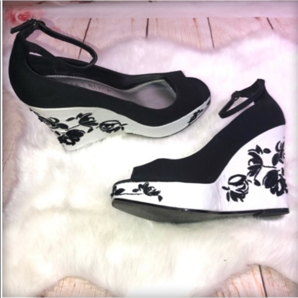White House Black Market WEDGES